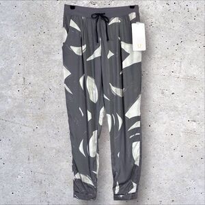 Lululemon Womens City Jogger Pants Back Spin Stroke White Slate Gray Yoga Size 6